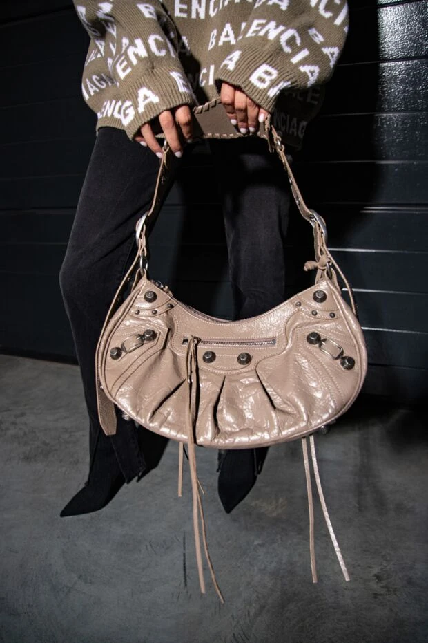 Balenciaga маленькая женская сумка через плечо le cagole бежевого цвета 
 179229 - фото 3