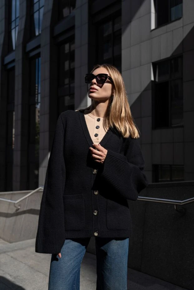 Храмдарда қолтаңба логотипі бар әйелдердің қара шаршы көзілдірігі
- фото 2