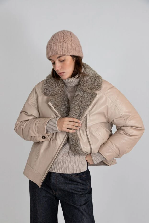 Кашемировая шапка бини с отворотом бежевая с фактурным узором - фото 2