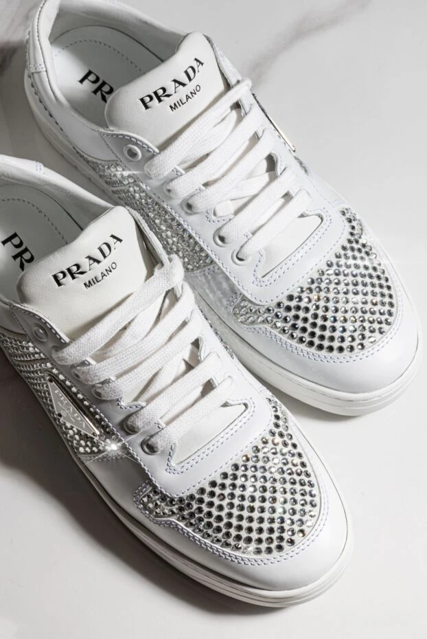 Prada кроссовки женские белые из натуральной кожи 180332 - фото 2