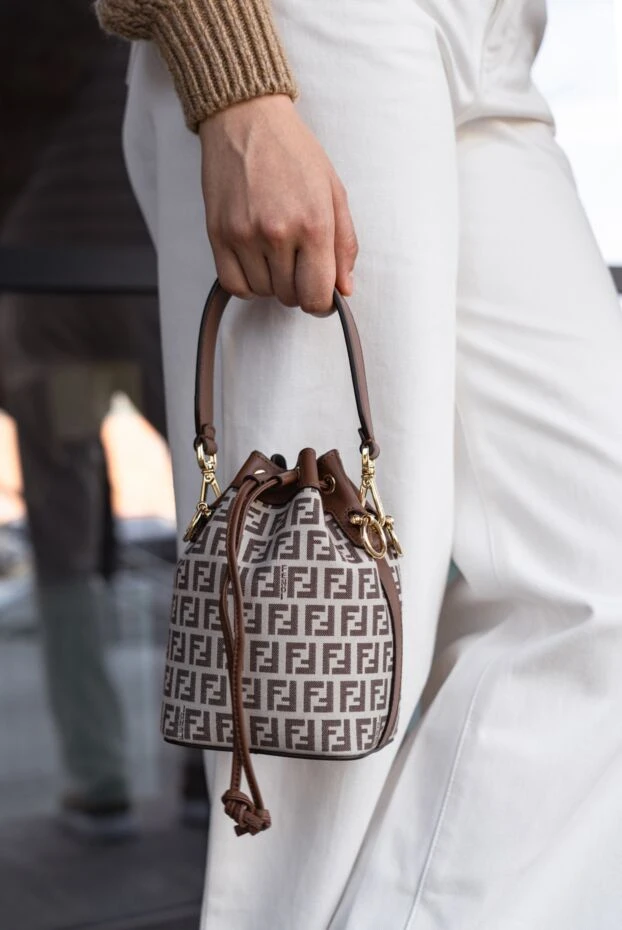 Fendi мон тресор бұзау терісінен жасалған кішкентай қоңыр сөмке 180473 - фото 3
