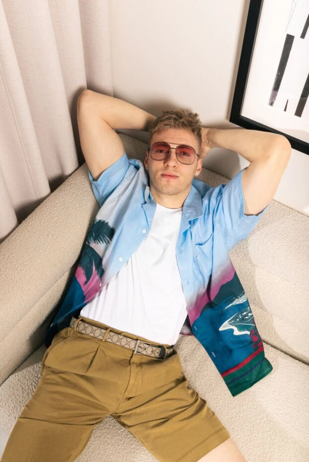 Leather men's belt with a beige logo. - photo 2