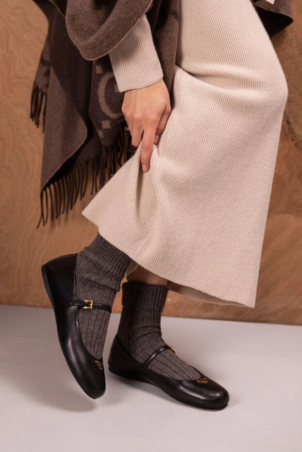 Prada туфли без каблука женские черные кожаные с логотипом 180803 - фото 2