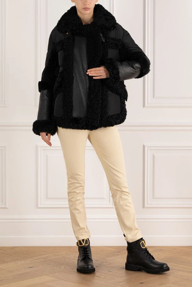 Пуховик женский черный из кожи меха и текстиля - фото 2