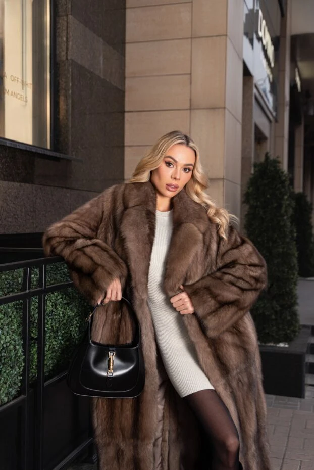 Қалың түкті және классикалық бұлғын сұлбасы бар сәнді әйелдер тоны - фото 2