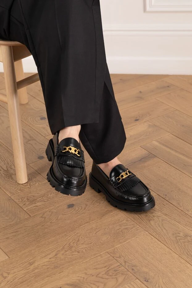 Қара әйелдерге арналған Триумф тізбегі бар Маргарет былғары лоферлері - фото 2