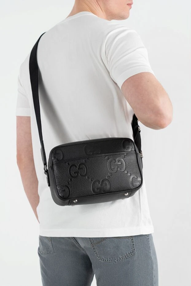 Gucci мужская стильная кожаная сумка с плечевым ремнем и тисненым декором 186760 - фото 2