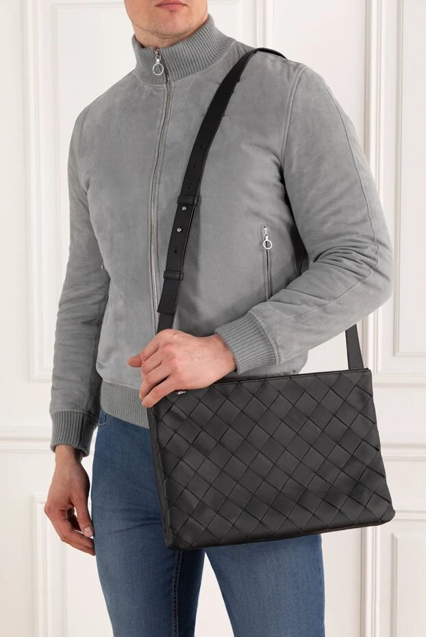 Black men's bag in leather with Intrecciato weave - photo 2