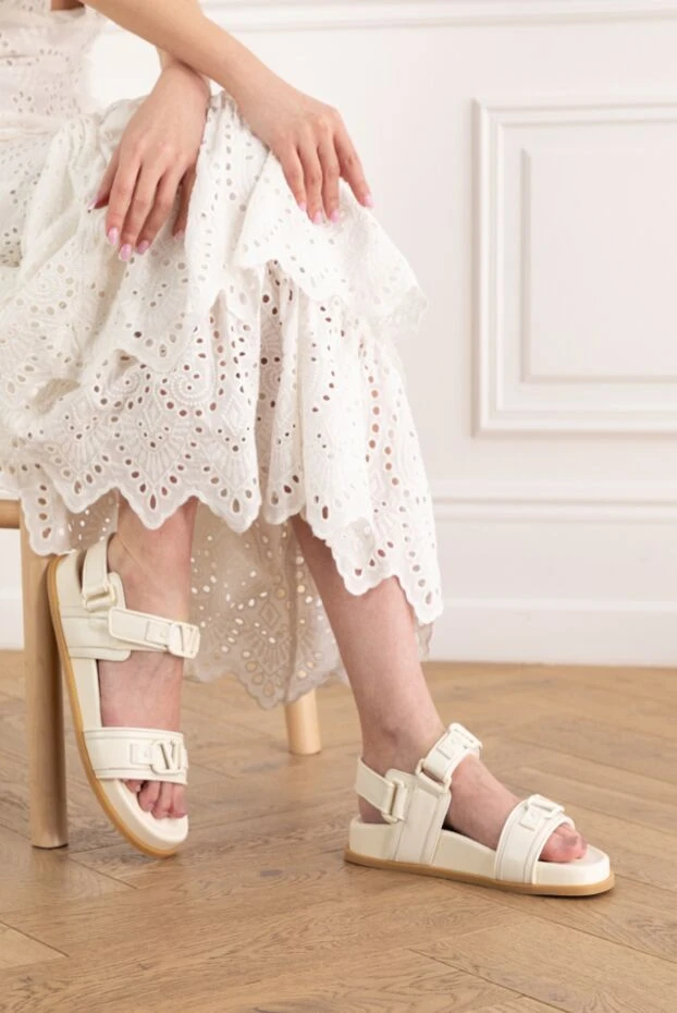 Valentino сандалии rockstud flat из кремовой кожи с логотипом 187182 - фото 2