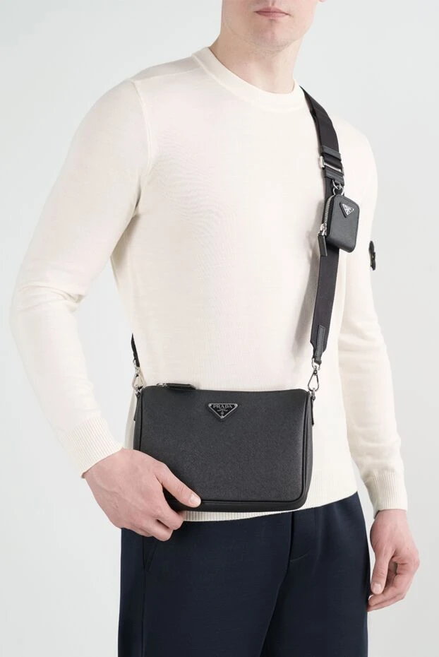 Prada черная кожаная сумка на молнии с логотипом 187288 - фото 2