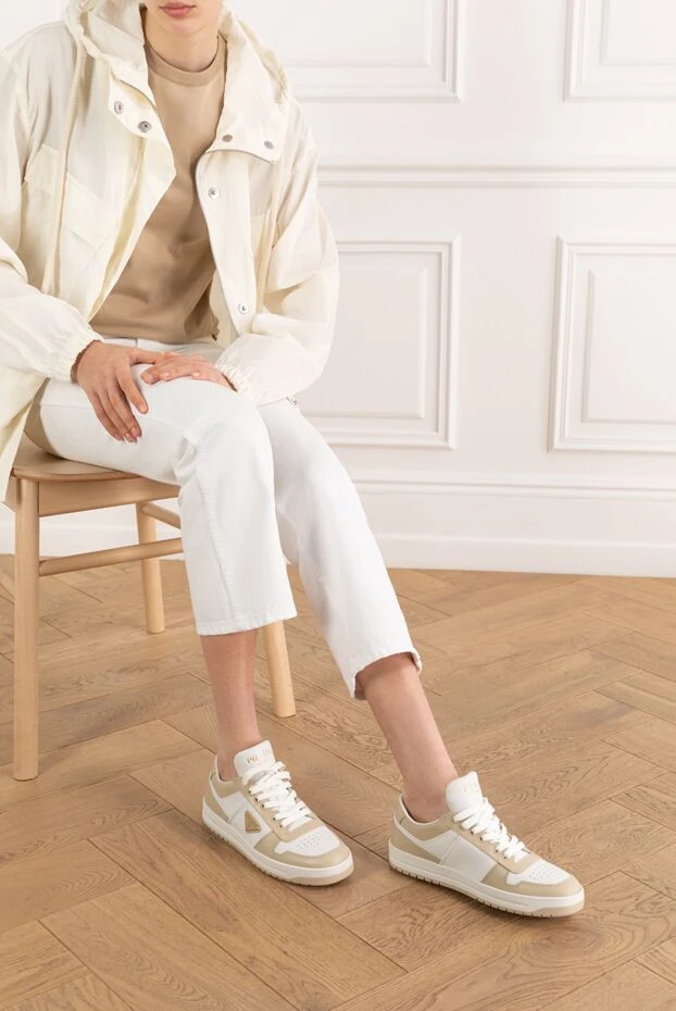 Prada женские кроссовки downtown panelled из натуральной кожи бежевые 187474 - фото 3