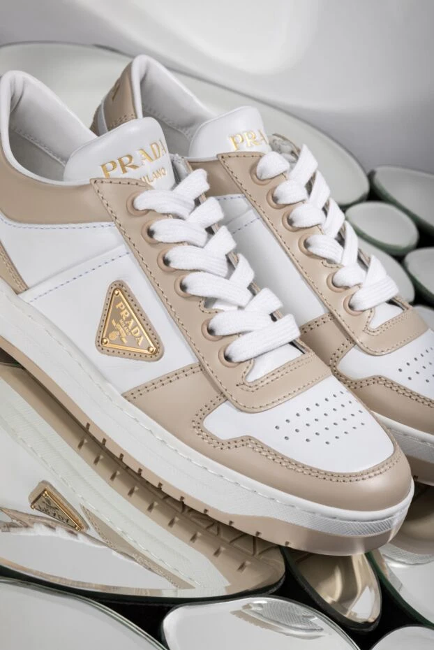 Prada женские кроссовки downtown panelled из натуральной кожи бежевые 187474 - фото 2