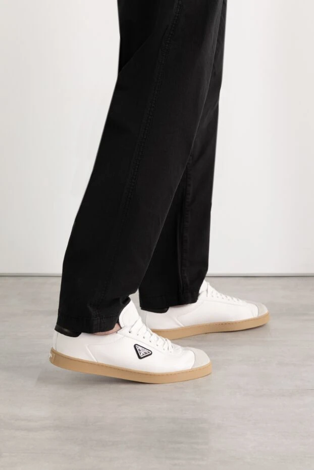 Prada белые сникеры с треугольным логотипом и контрастной пяткой 187730 - фото 3