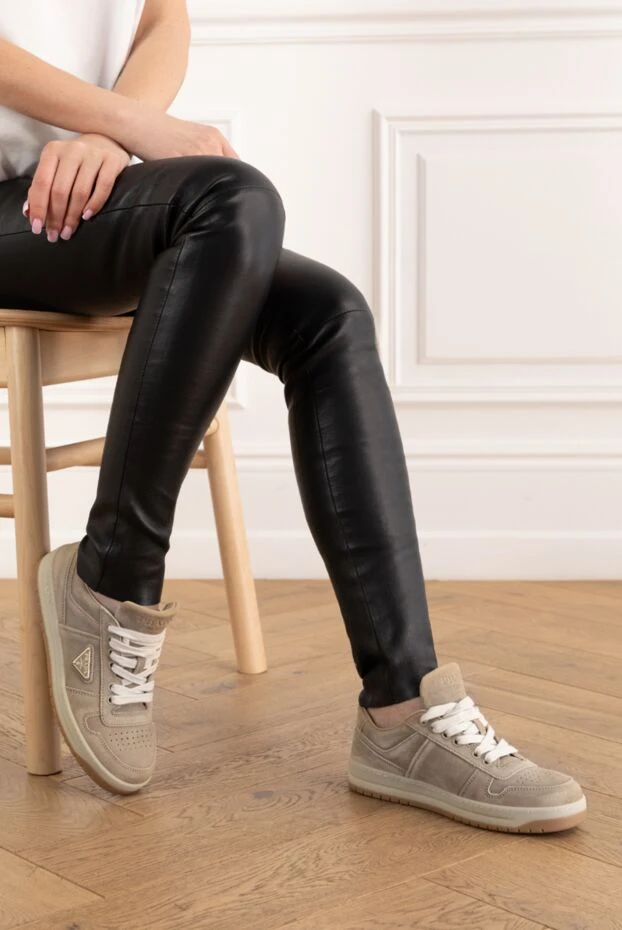 Prada кроссовки downtown из замши бежевые женские с логотипом 187761 - фото 3