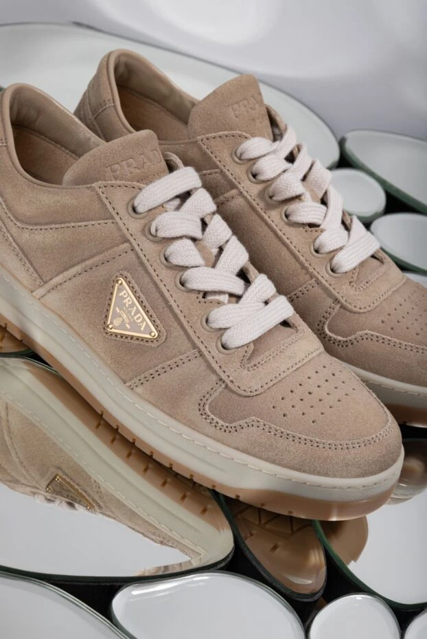 Prada кроссовки downtown из замши бежевые женские с логотипом 187761 - фото 2