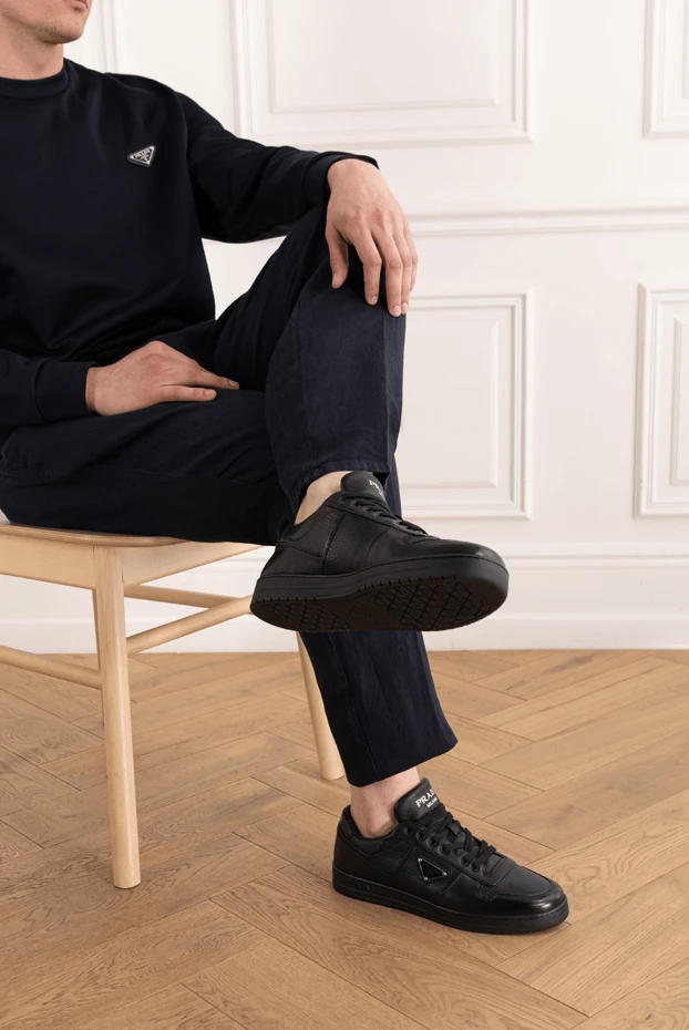 Prada кроссовки с логотипом мужские из натуральной кожи черные 187877 - фото 3