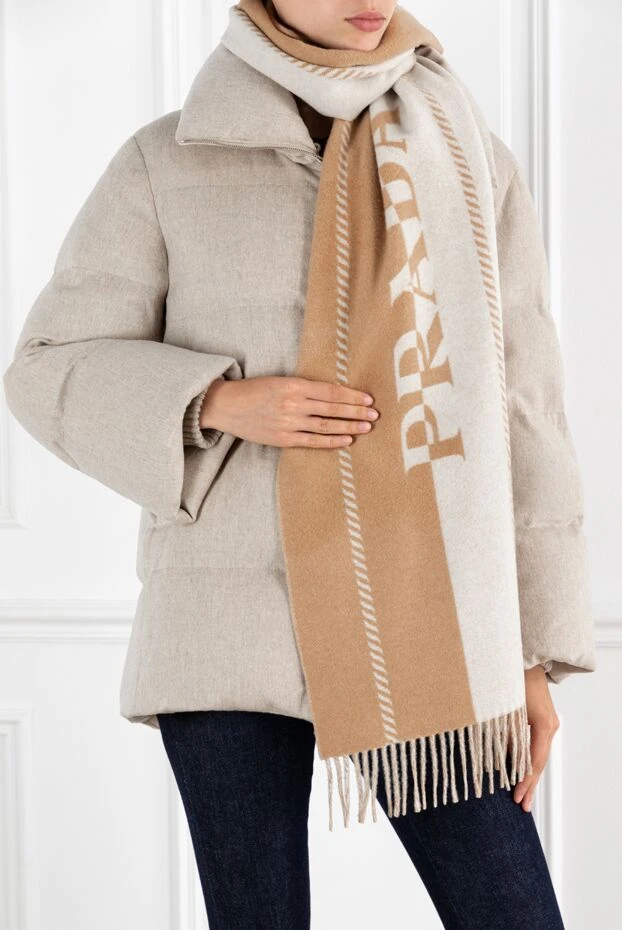 Prada шерстяной шарф с монограммой и логотипом бежевый женский 188161 - фото 2