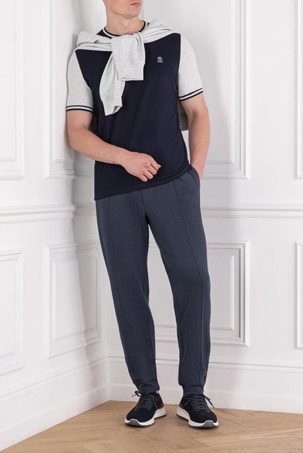 Ақ жейделері мен кестелері бар көк түсті футболка
- фото 2