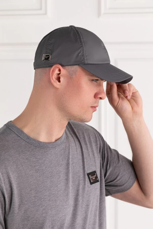 Серая бейсболка с металлической пластиной и логотипом - фото 2