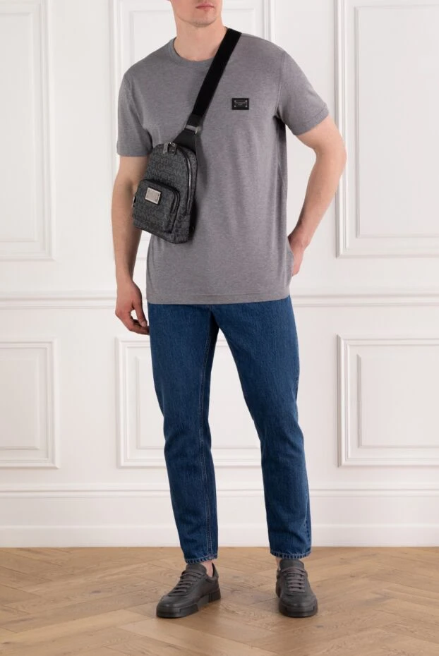 Серая футболка из хлопкового джерси с фирменной металлической пластинкой - фото 2