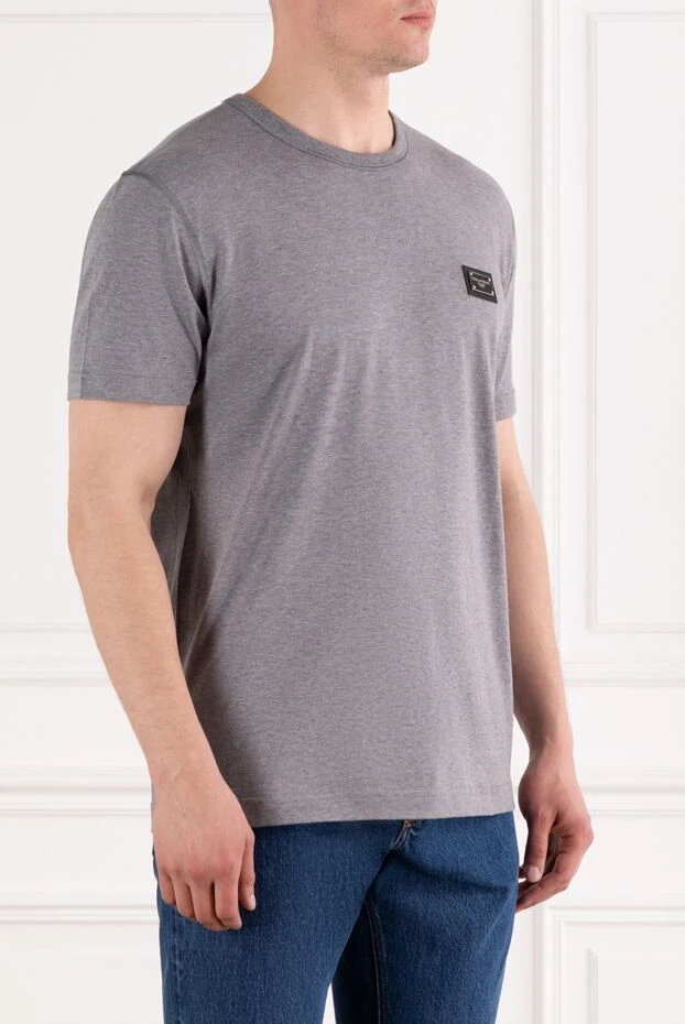 Dolce & Gabbana серая футболка из хлопкового джерси с фирменной металлической пластинкой 188975 - фото 3