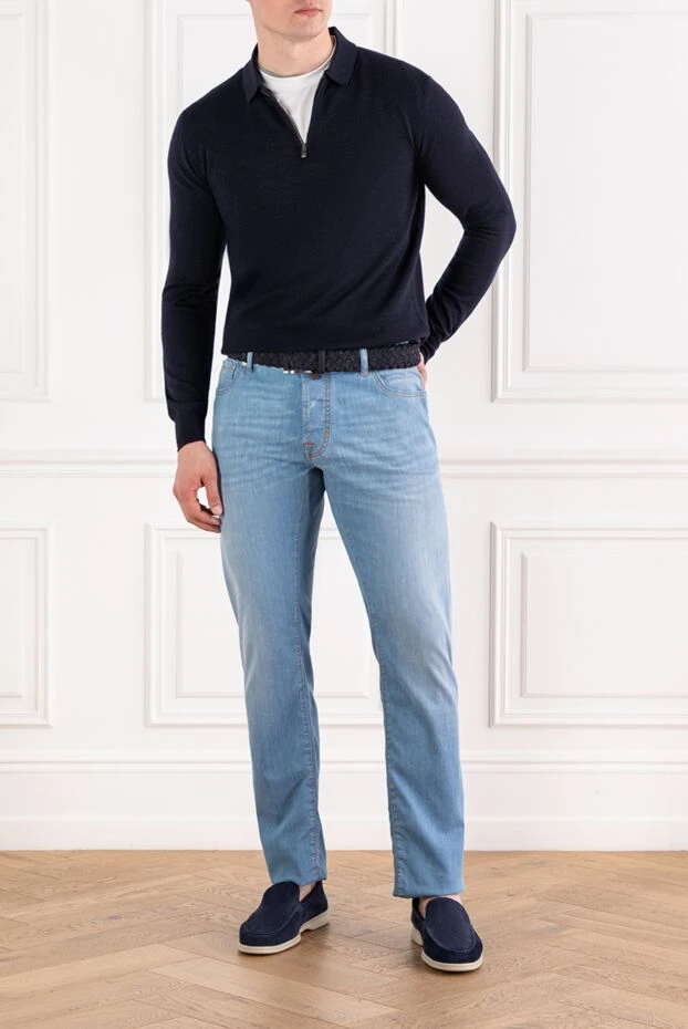 Голубые джинсы с потертостями из смесового хлопка и пятью карманами - фото 2