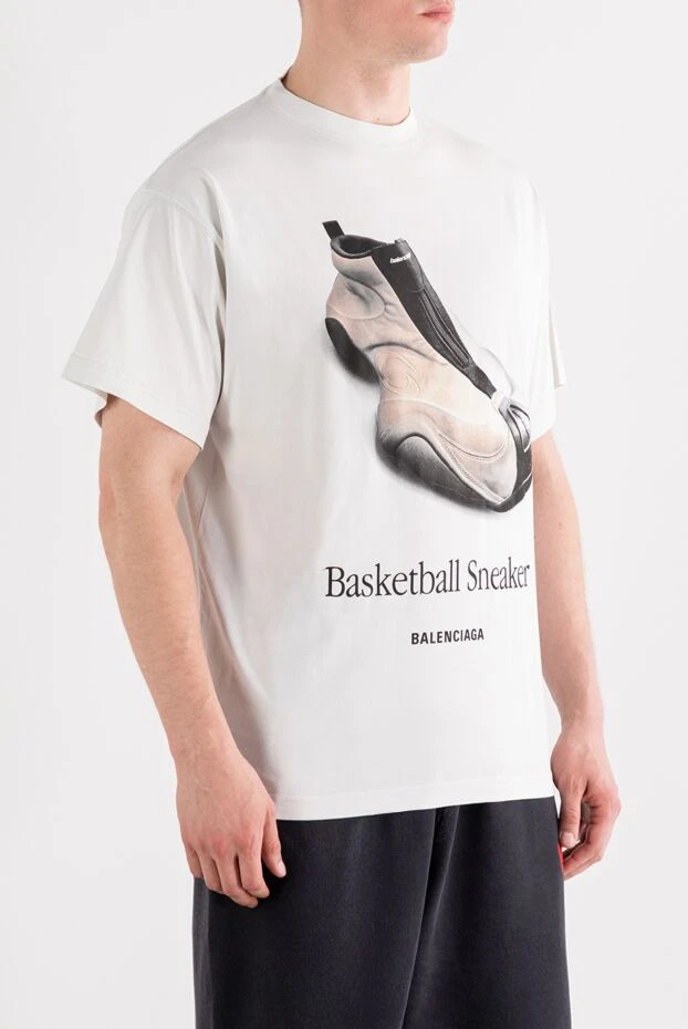 Balenciaga футболка с графичным принтом basketball sneaker из хлопка белая 189327 - фото 3
