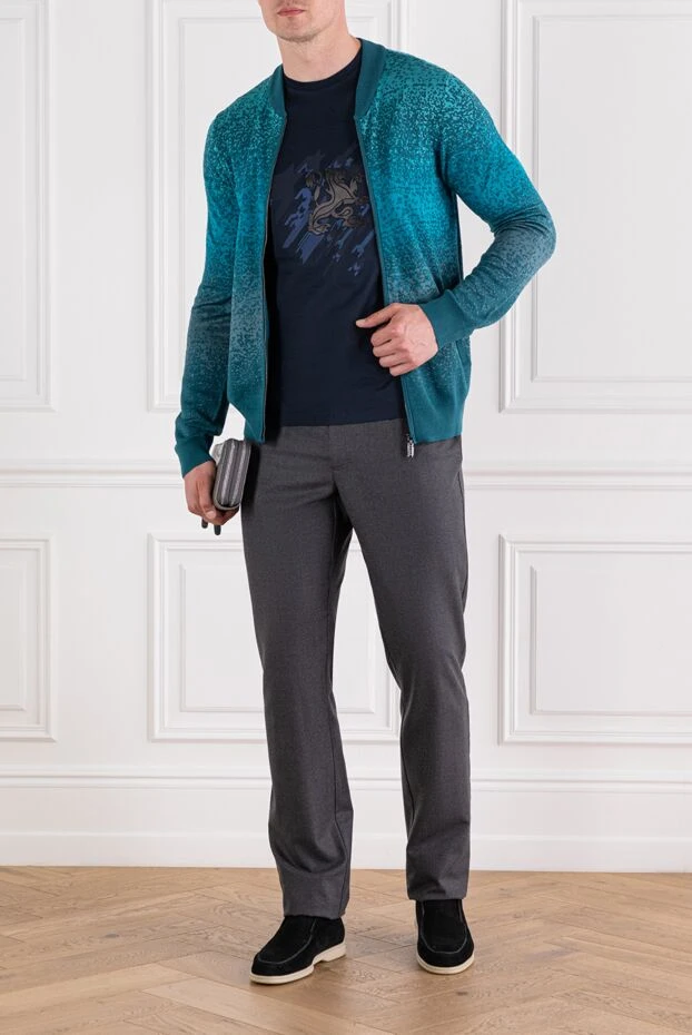 Графикалық баспа және арыстан эмблемасы бар қою көк түсті футболка
 - фото 2