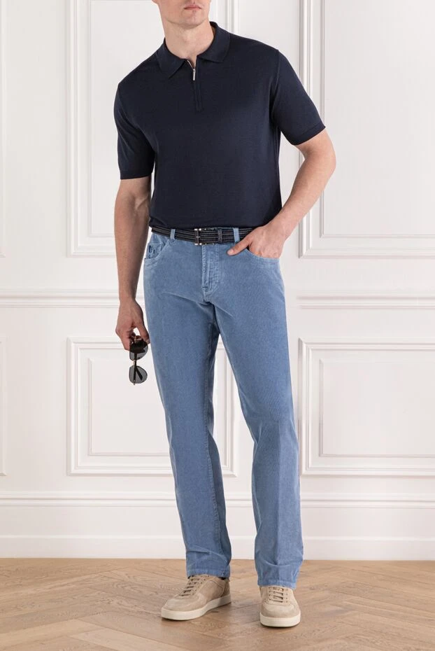 Базовые голубые джинсы из хлопка с логотипом на кармане
 - фото 2