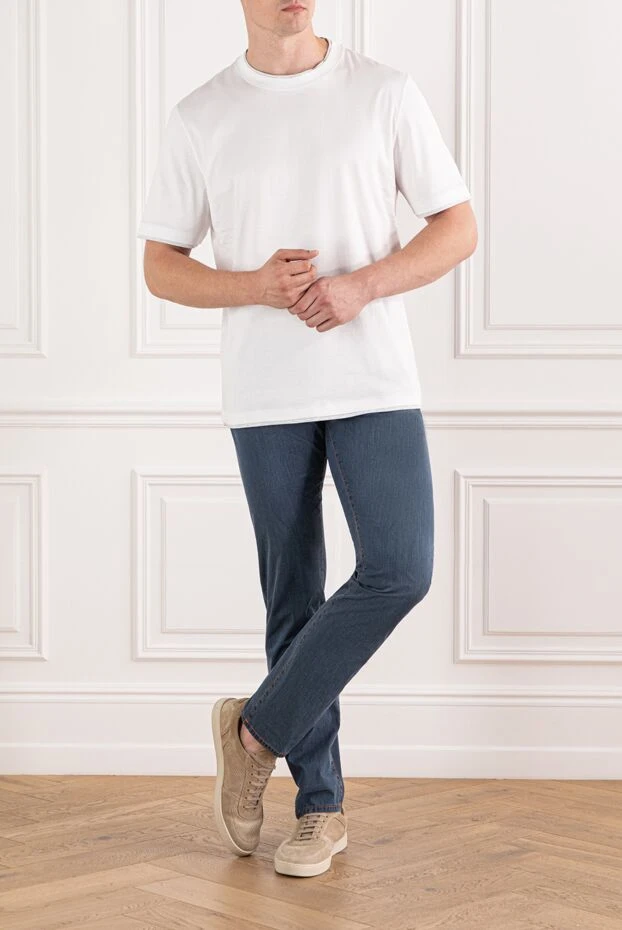 Джинсы из плотного денима цвета индиго с яркими швами и жёлтым логотипом - фото 2