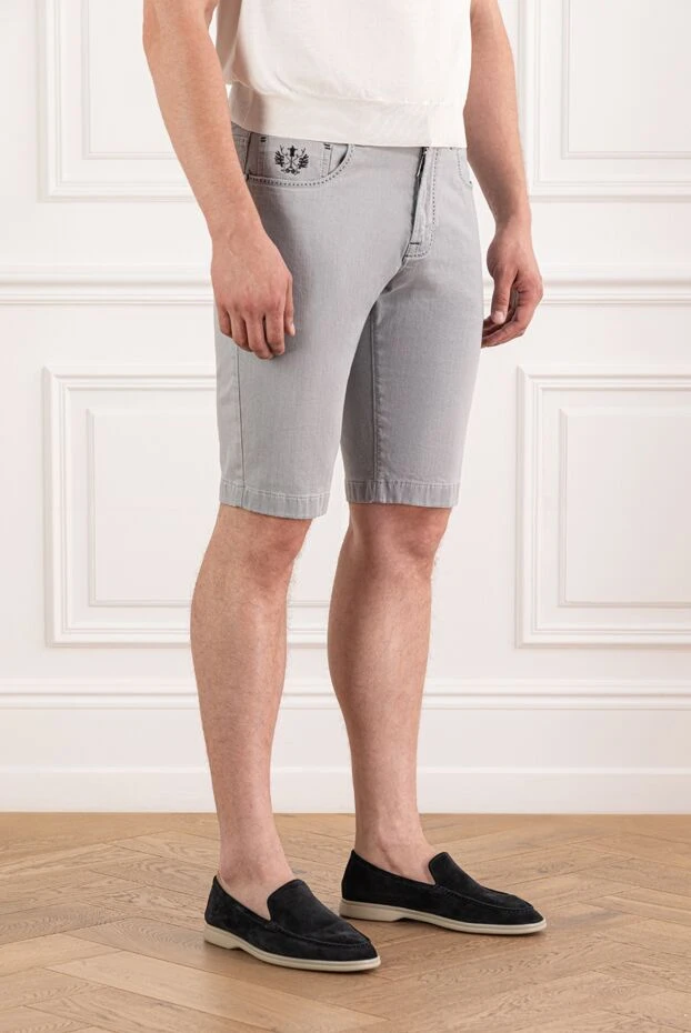 Scissor Scriptor қолтаңбасы бар патч және эмблемасы бар ерлерге арналған сұр джинсы шорт
 189874 - фото 3