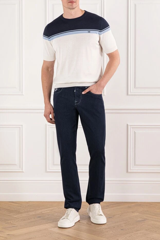 Джинсы глубокого синего цвета с контрастной отстрочкой и фирменной вышивкой на кармане
 - фото 2