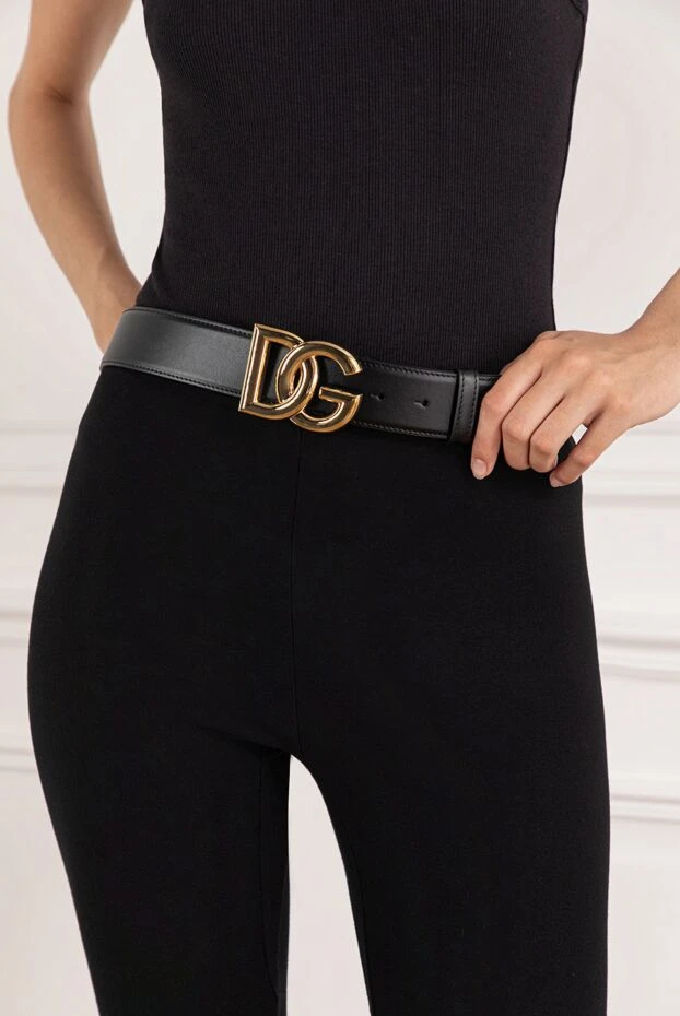 Dolce & Gabbana кожаный черный ремень с крупной пряжкой в виде золотого логотипа
 190128 - фото 3