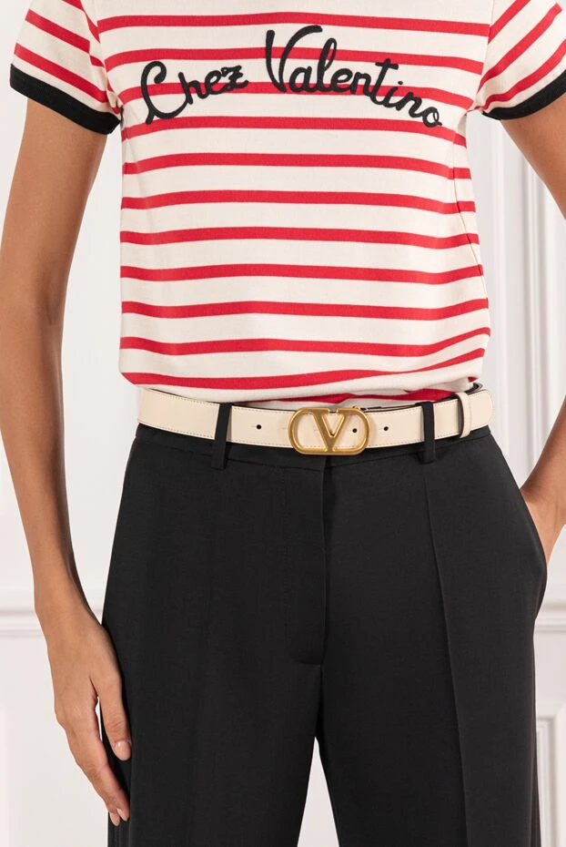 Valentino ремень из натуральной кожи цвета айвори с металлической пряжкой в виде буквы v
 190151 - фото 2