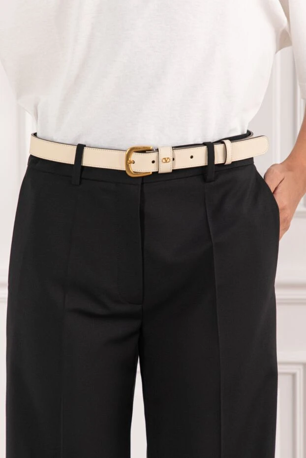 Valentino кожаный ремень кремового цвета с пряжкой и миниатюрным золотым логотипом
190153 - фото 2