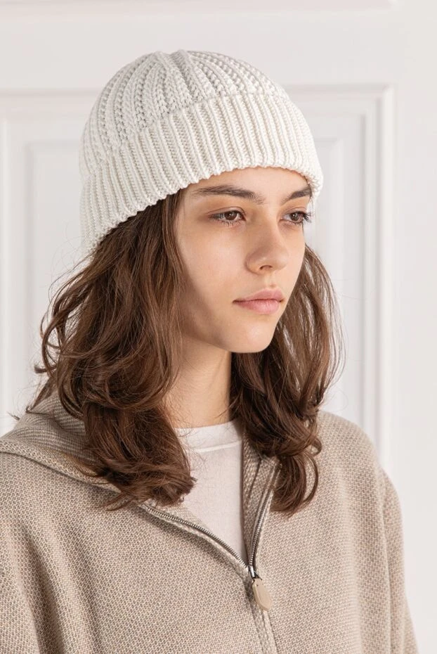 Мужская белая шапка Moltrasio со сложенными полями и классическим ребристым узором. - фото 2