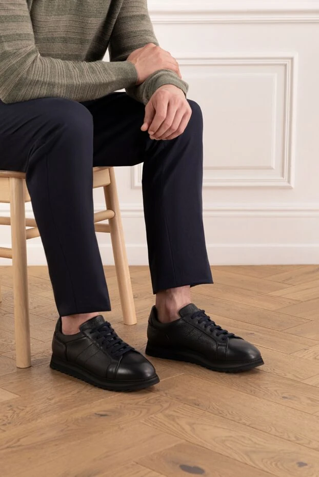 Қара кроссовкалар рельефті табаны бар шынайы былғарыдан жасалған
- фото 2