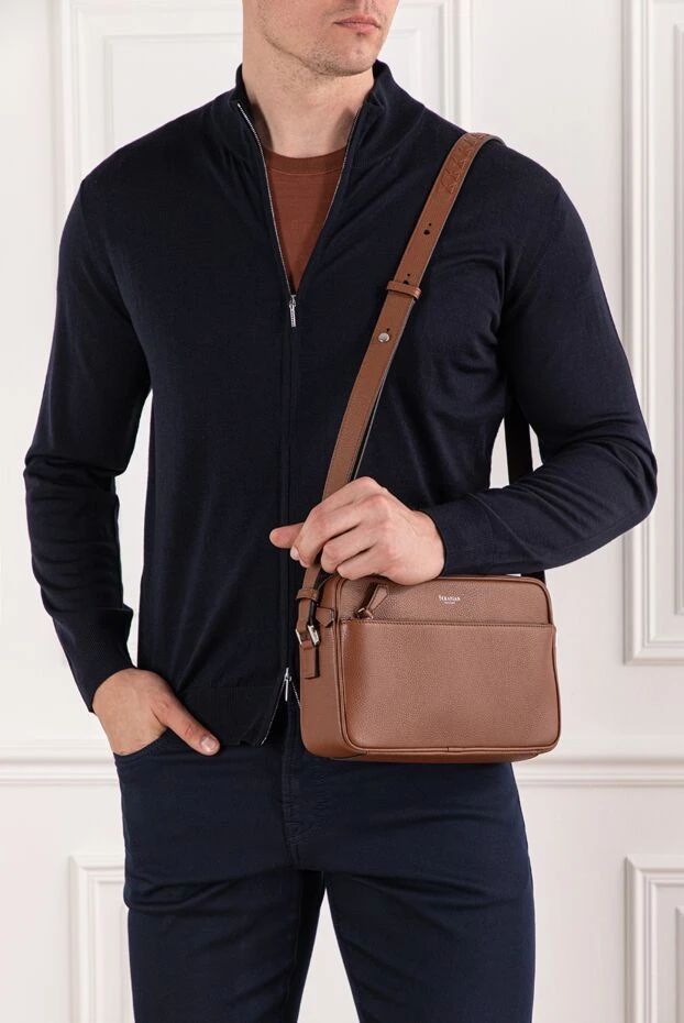 Serapian компактная сумка-мессенджер east west из кожи sahara cachemire коричневая 190663 - фото 3