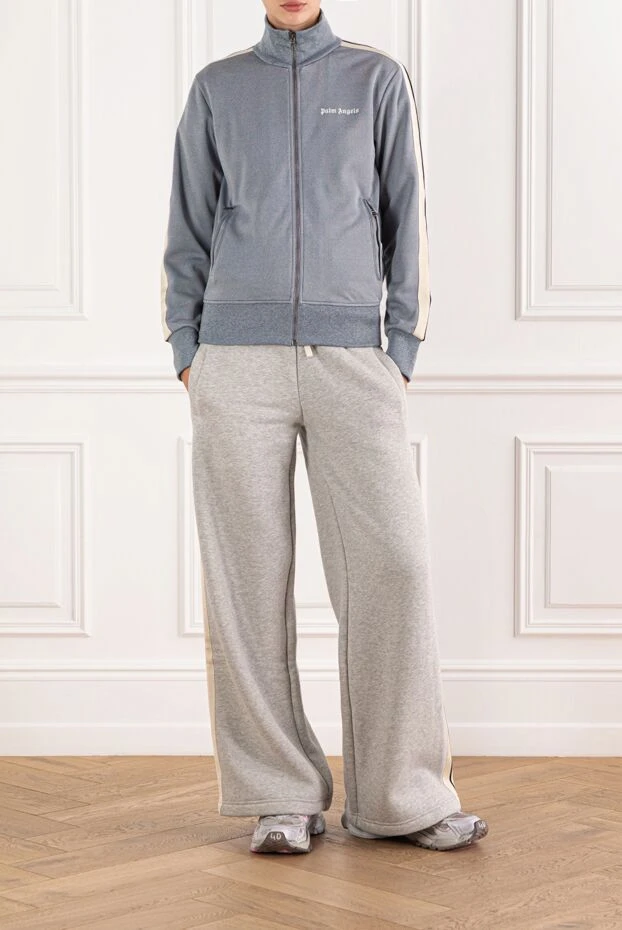 Серая спортивная куртка с молнией и белыми полосами на рукавах - фото 2