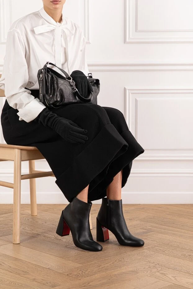 Christian Louboutin женские ботильоны adoxa 85 из чёрной телячьей кожи с акцентом красного цвета 190868 - фото 2
