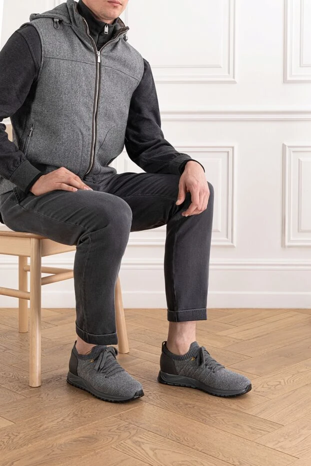 Кроссовки серые из вязаного текстиля с кожаным задником
 - фото 2