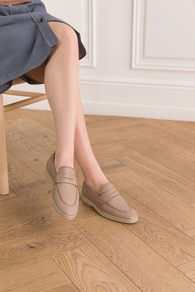 Cesare di Napoli женские кожаные лоферы бежевые с классической вставкой 190952 - фото 2