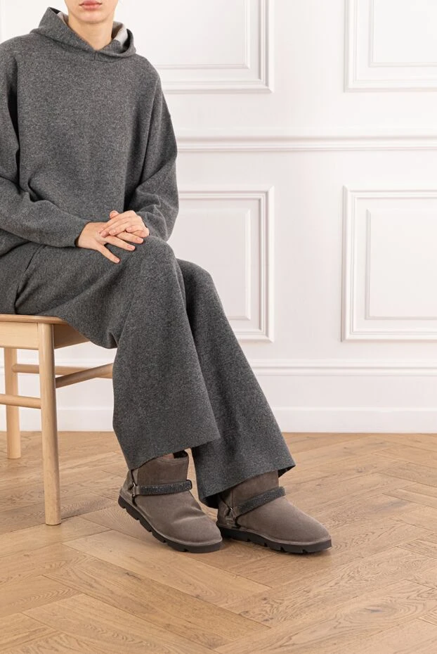 Brunello Cucinelli gray ugg boots made of genuine suede with a warm fur lining.
 191355 - photo 2
