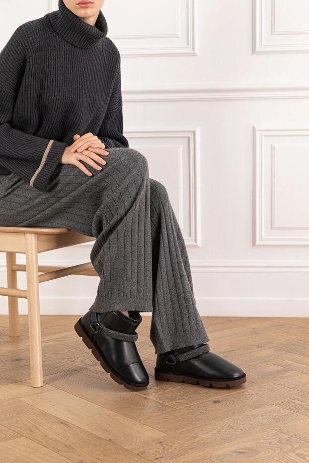 Brunello Cucinelli black leather ugg boots with a contrasting sole and soft fur
 191356 - photo 2