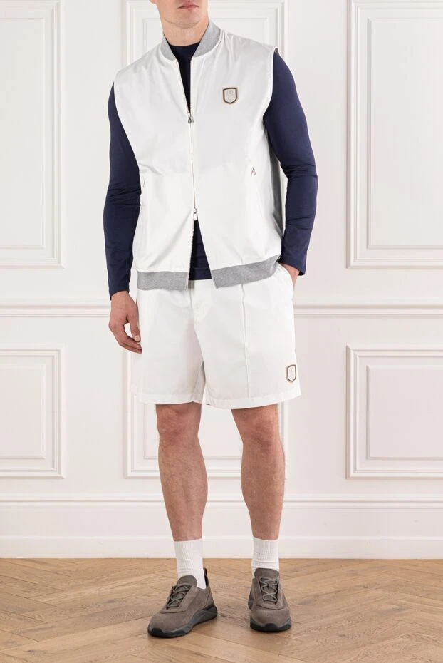 White walking suit with shorts and contrasting gray trim
 - photo 2
