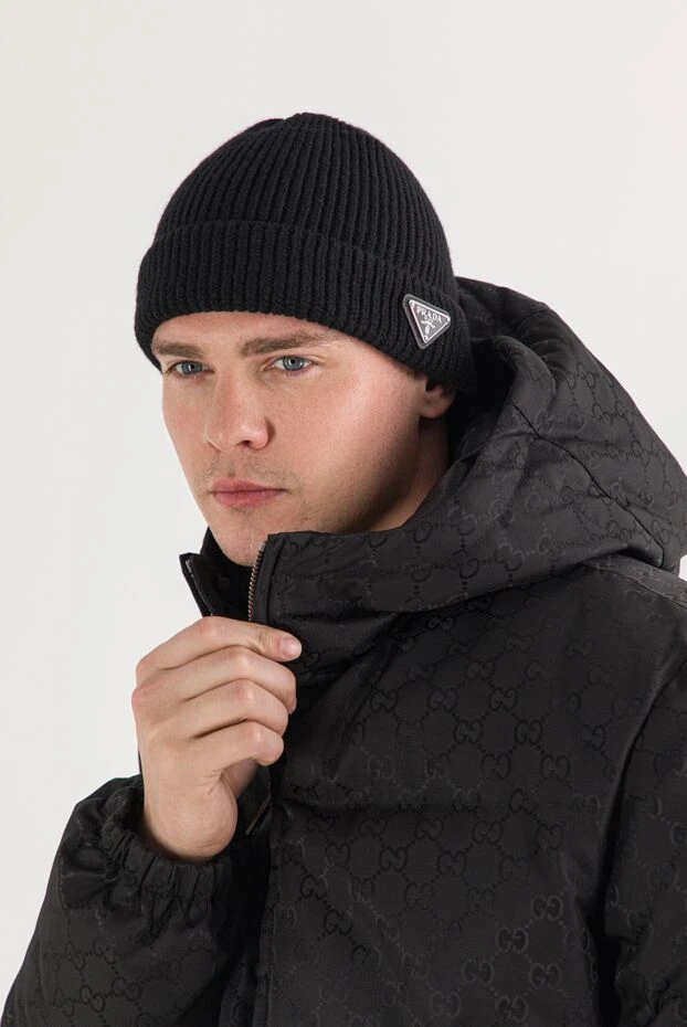 Prada вязаная чёрная шапка бини с фирменной металлической вставкой
 191600 - фото 2