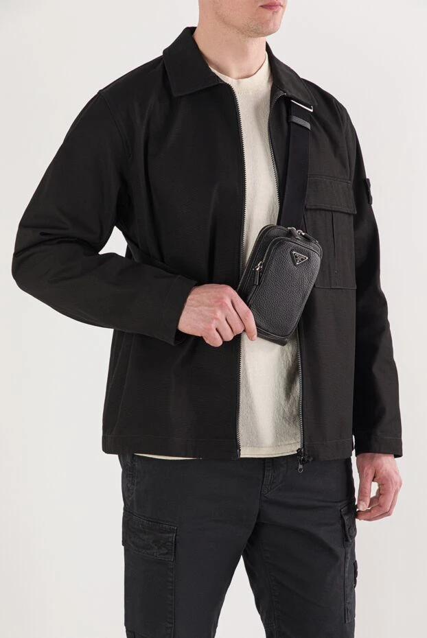 Prada кожаная сумка для смартфона черного цвета с логотипом
 191606 - фото 2