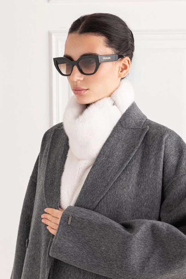 Prada солнцезащитные очки кошачий глаз черные с коричневыми градиентными линзами 191652 - фото 2