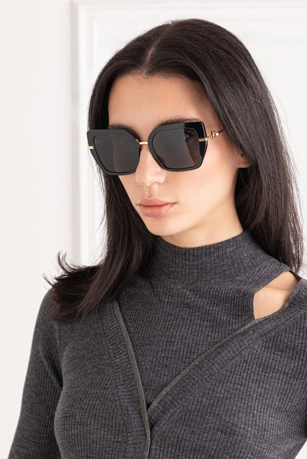 Dolce & Gabbana cолнцезащитные очки в черной оправе с золотыми дужками 191656 - фото 2