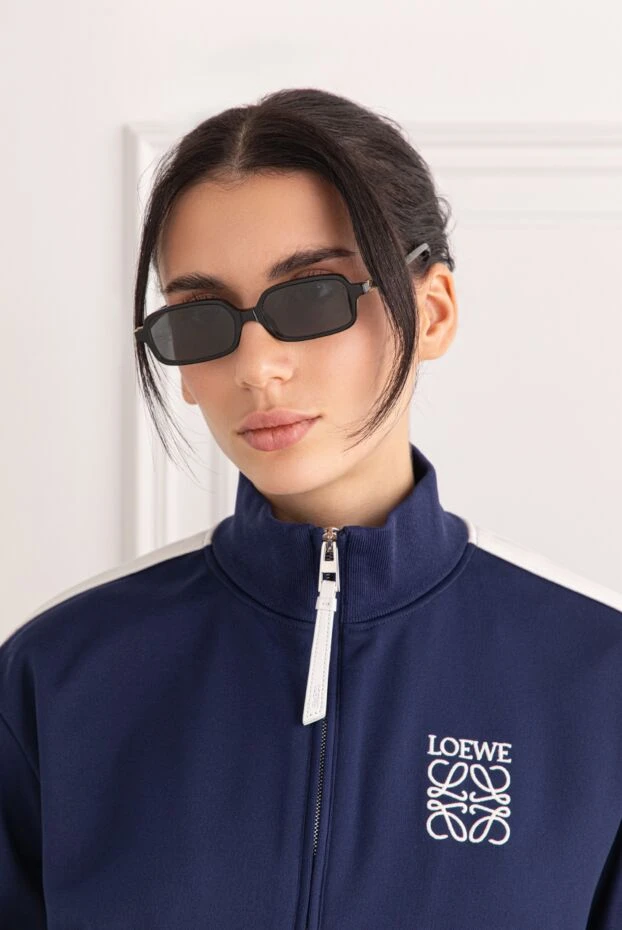 Miu Miu солнцезащитные очки черные прямоугольной формы с золотистым логотипом бренда 191674 - фото 2